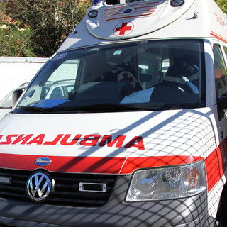 Auto contro un albero. C'è un ferito gravissimo