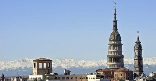 Papa Francesco, il Piemonte in lutto: bandiere a mezz’asta e la Cupola di Novara si spegne