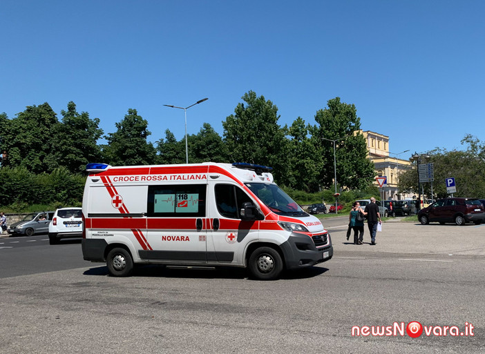 Novara, incidente in via Perazzi: due giovani in monopattino investiti da un’auto”