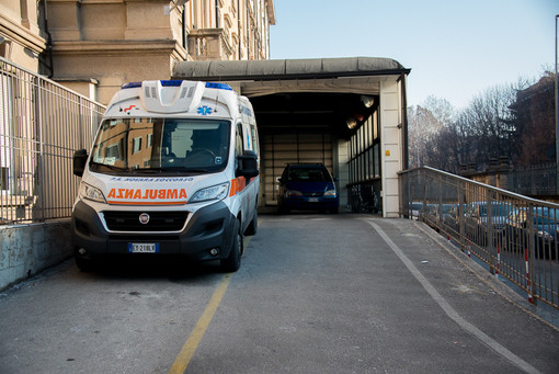 Incidente in corso Trieste a Novara: scontro tra pullman e due auto