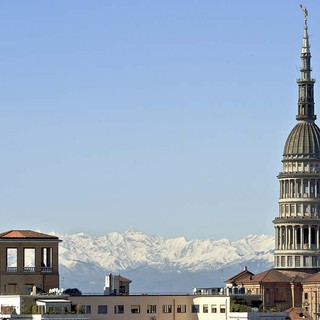 Papa Francesco, il Piemonte in lutto: bandiere a mezz’asta e la Cupola di Novara si spegne