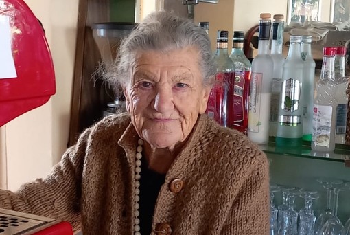 Auguri ad Anna, barista di 99 anni che ancora serve il caffè