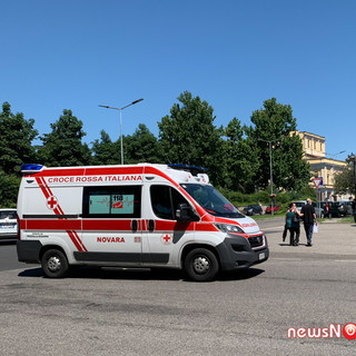 Novara, incidente in via Perazzi: due giovani in monopattino investiti da un’auto”