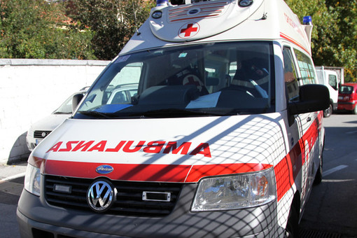 Auto contro un albero. C'è un ferito gravissimo