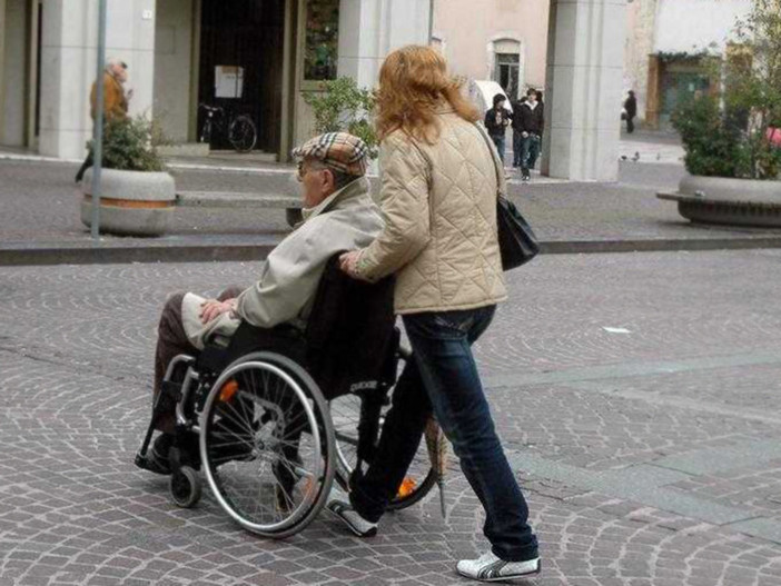 Colf, badanti e babysitter: il lavoro invisibile che gli italiani non vorrebbero per i figli