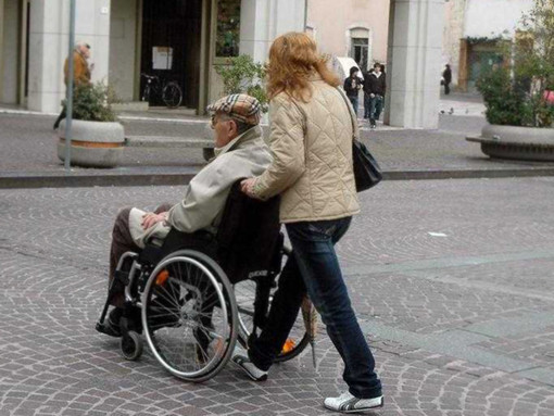 Dalla regione un bonus di 600 euro per chi assume badanti