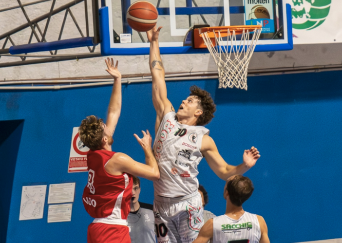 Basket, derby dei due laghi ad alta tensione: Arona supera Omegna 70-63