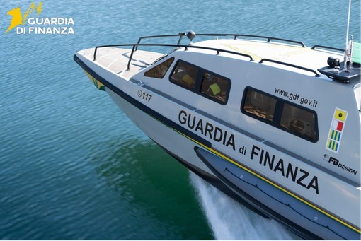 Lago d’Orta, Guardia di Finanza sequestra un natante svizzero per violazioni doganali