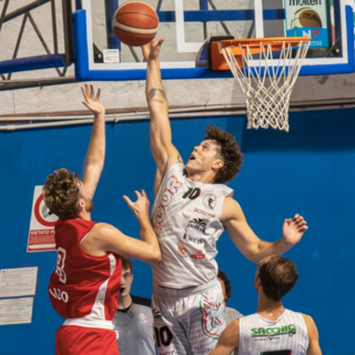 Basket, derby dei due laghi ad alta tensione: Arona supera Omegna 70-63