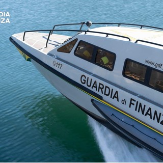 Lago d’Orta, Guardia di Finanza sequestra un natante svizzero per violazioni doganali