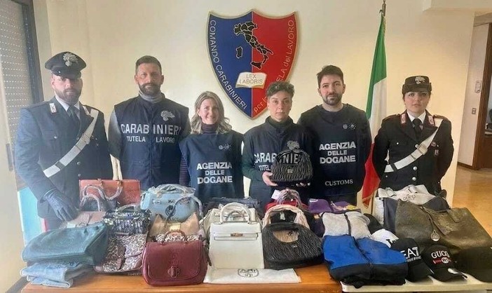 Blitz anticontraffazione a Novara: sequestrati capi griffati falsi e scoperto lavoro nero Blitz anticontraffazione a Novara: sequestrati capi griffati falsi e scoperto lavoro nero