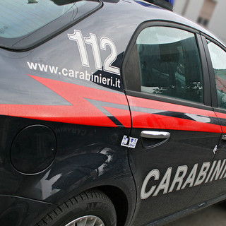 Litiga con la convivente, la malmena e le ruba la borsa: arrestato