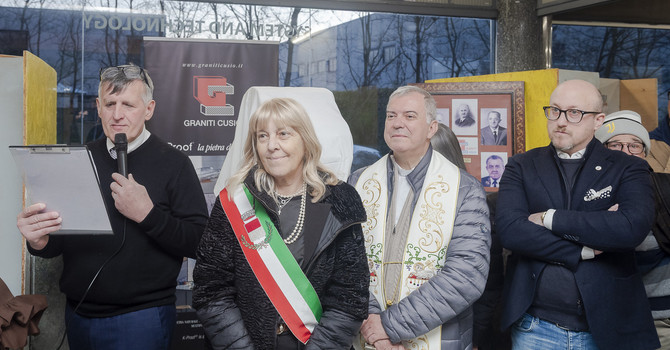 Nella foto: Cesare Ravedoni, Carla Biscuola- indaco di Gozzano, don Matteo Borroni e Marco Leonardi Associazione Fiat 500 Novara Laghi Nella foto: Cesare Ravedoni, Carla Biscuola- indaco di Gozzano, don Matteo Borroni e Marco Leonardi Associazione Fiat 500 Novara Laghi