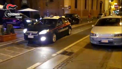 Notizie dal Piemonte. Torino: la droga viaggiava sul taxi, dentro una valigia con 50 chili di hashish: tre arresti