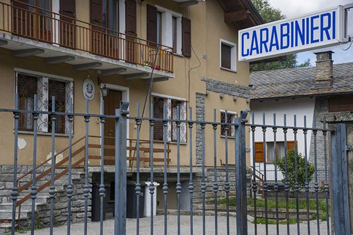 Dal nord ovest. Santa Maria Maggiore, anziana danneggia cinque auto con un oggetto appuntito: denunciata