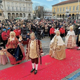 Il carnevale novarese si conclude con una spettacolare sfilata di maschere provenienti da tutta Italia. FOTO