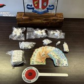 Dal nord ovest. In casa mezzo chilo di hashish e tre etti e mezzo di coca: arrestato un 25enne Dal nord ovest. In casa mezzo chilo di hashish e tre etti e mezzo di coca: arrestato un 25enne