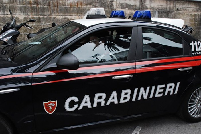 Vestiti firmati nascosti nei pantaloni: arrestati all’outlet di Vicolungo due ladri con sacchetti schermati e magneti