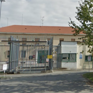 Detenuto sale sul tetto del carcere e lancia tegole contro gli agenti