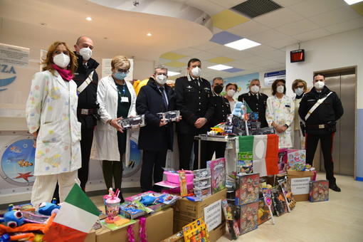 Donati dai Carabinieri giochi e materiale didattico per la Pediatria Donati dai Carabinieri giochi e materiale didattico per la Pediatria