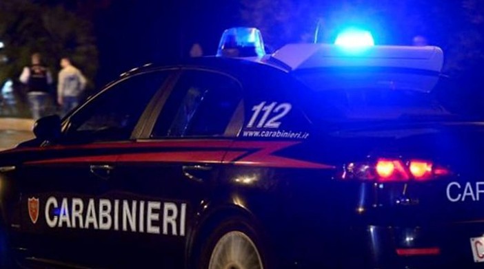 Trecate, ubriaco all’ingresso della discoteca aggredisce la sicurezza: arrestato 21enne