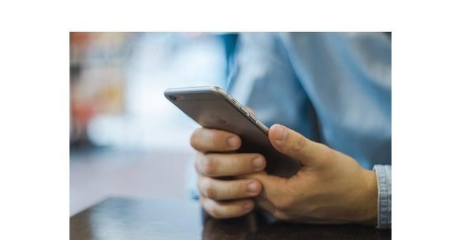 Allarme WhatsApp, torna la truffa della “ballerina”: migliaia di segnalazioni in tutta Italia