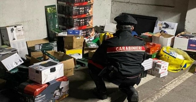 Ruba merce dai bancali Lidl: autista arrestato a Biandrate; in garage oltre 6mila euro di prodotti