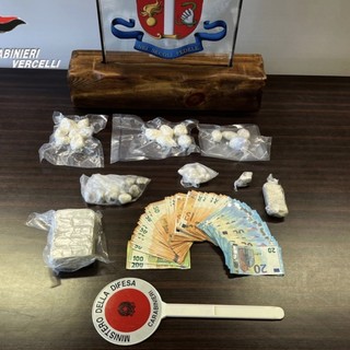 Dal nord ovest. In casa mezzo chilo di hashish e tre etti e mezzo di coca: arrestato un 25enne Dal nord ovest. In casa mezzo chilo di hashish e tre etti e mezzo di coca: arrestato un 25enne