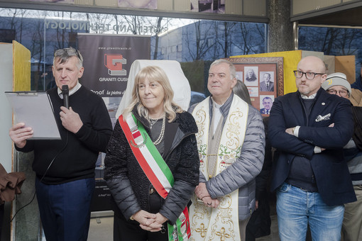 Nella foto: Cesare Ravedoni, Carla Biscuola- indaco di Gozzano, don Matteo Borroni e Marco Leonardi Associazione Fiat 500 Novara Laghi Nella foto: Cesare Ravedoni, Carla Biscuola- indaco di Gozzano, don Matteo Borroni e Marco Leonardi Associazione Fiat 500 Novara Laghi