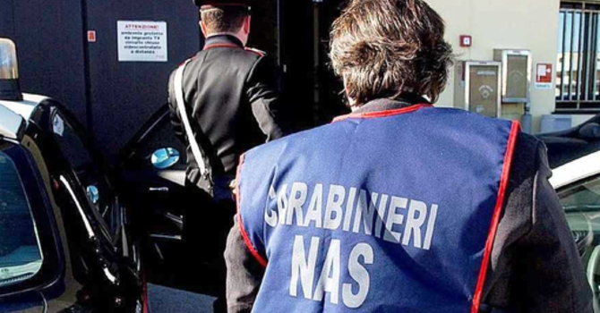 Rivendevano prodotti scaduti con etichette false: indagati quattro imprenditori del novarese