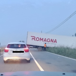 Cameriano, tir fuori strada: traffico in tilt sulla provinciale tra Vercelli e Novara