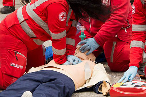 A Varallo un corso gratuito per la rianimazione cardiopolmonare e utilizzo del defibrillatore