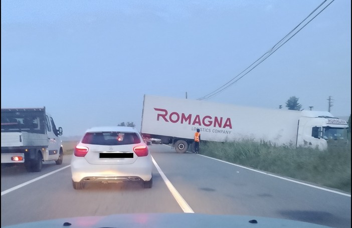 Cameriano, tir fuori strada: traffico in tilt sulla provinciale tra Vercelli e Novara