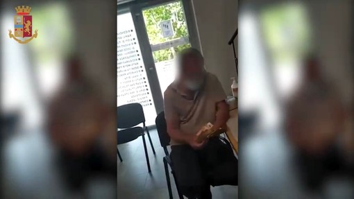 Polizia stronca un giro di documenti falsi tra Novara e Milano per sanatoria immigrati. VIDEO Polizia stronca un giro di documenti falsi tra Novara e Milano per sanatoria immigrati. VIDEO