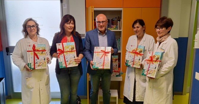 Borgomanero, un puzzle per la Giornata mondiale del Gioco: donato ai piccoli pazienti della Pediatria
