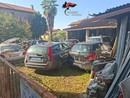 Divignano, giardino trasformato in discarica di auto: denunciato il proprietario Divignano, giardino trasformato in discarica di auto: denunciato il proprietario