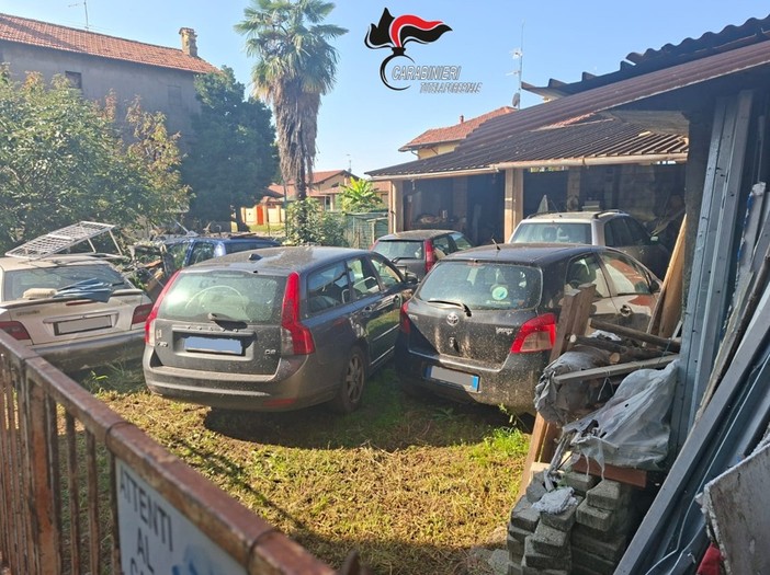 Divignano, giardino trasformato in discarica di auto: denunciato il proprietario