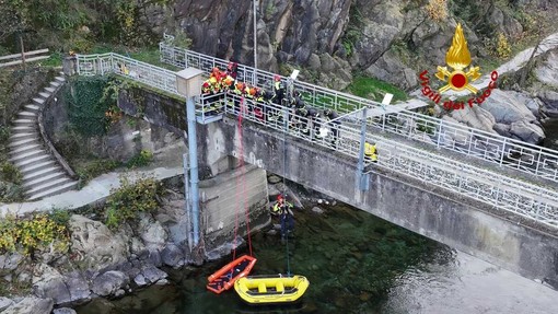 Una immagine dell'esercitazione dei Vigili del fuoco Una immagine dell'esercitazione dei Vigili del fuoco