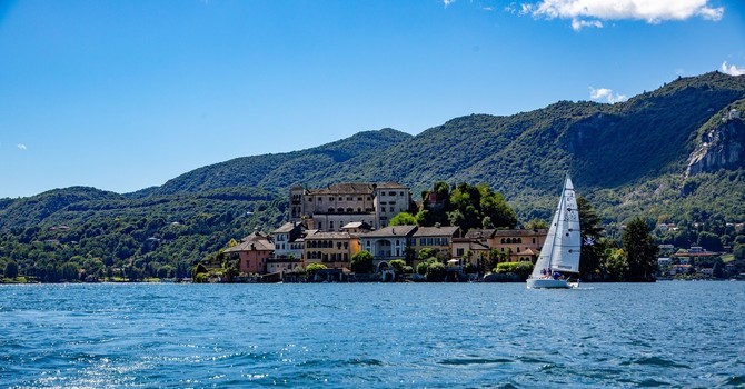 Vela Viva 15 approda sul Lago Maggiore: una giornata di sport, natura e passione per la vela Vela Viva 15 approda sul Lago Maggiore: una giornata di sport, natura e passione per la vela