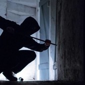 Furto nella notte alla farmacia di Pettenasco