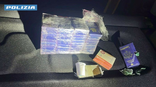 Fermati dalla polizia di Novara sull'autostrada Torino-Milano: trasportavano 2 chili di hashish