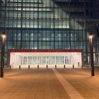 L’insegna del Grattacielo della Regione illuminata di arancione