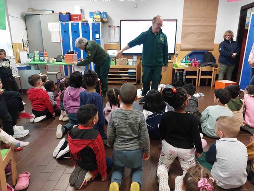 Le guardie ecologiche volontarie e i bambini della Scuola dell'Infanzia "Sulas"