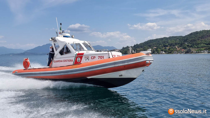 Si ribalta un catamarano nel lago Maggiore: intervento della guardia costiera a Meina Si ribalta un catamarano nel lago Maggiore: intervento della guardia costiera a Meina