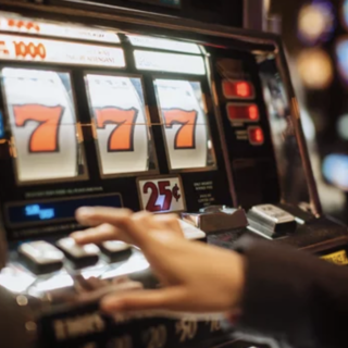 Gioco d’azzardo, a Novara oltre 253 milioni spesi in un anno: 2.499 euro pro capite