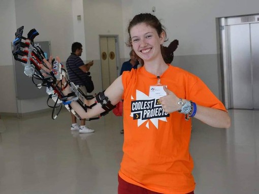È italiana la giovane inventrice della mano robotica realizzata in mattoncini lego È italiana la giovane inventrice della mano robotica realizzata in mattoncini lego