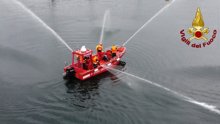 Arona: recuperata dai vigili del fuoco una barca alla deriva