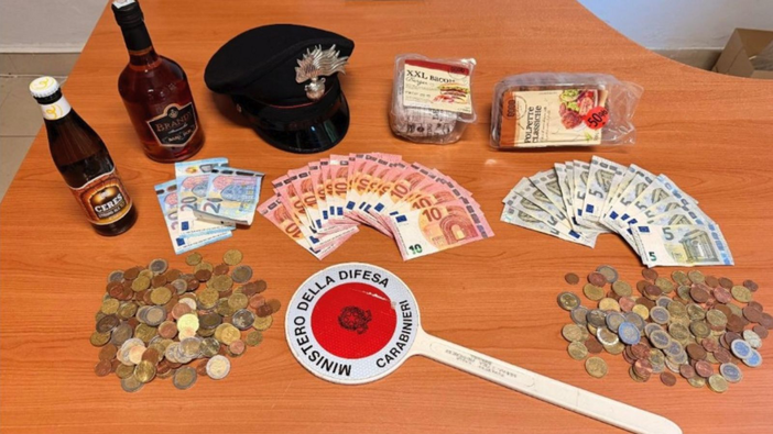 Borgomanero, scardina la cassa dell'Aldi e fugge con l'incasso: 29enne arrestato dai Carabinieri