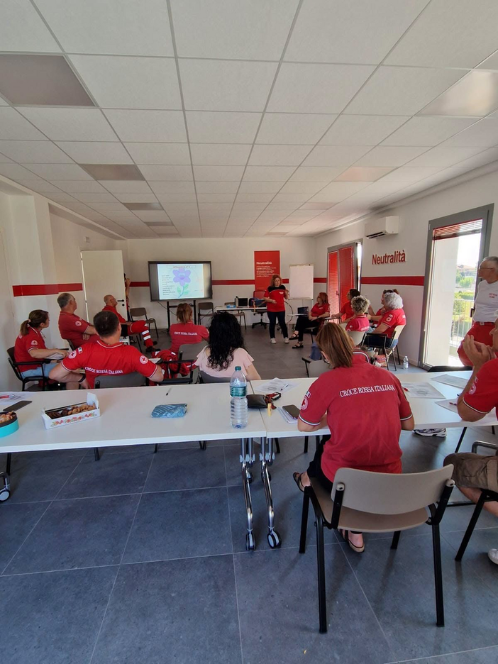 Borgomanero, i volontari della Croce Rossa a lezione di ascolto e resilienza con il corso “I Care”
