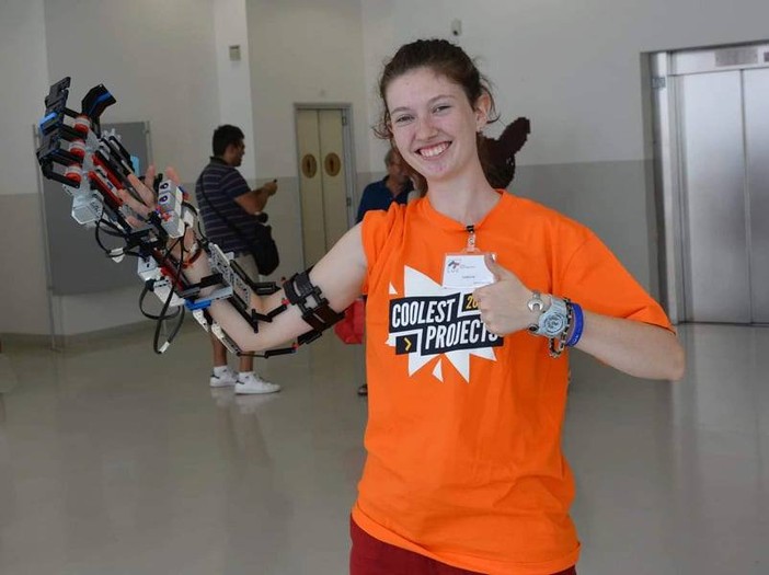 È italiana la giovane inventrice della mano robotica realizzata in mattoncini lego È italiana la giovane inventrice della mano robotica realizzata in mattoncini lego